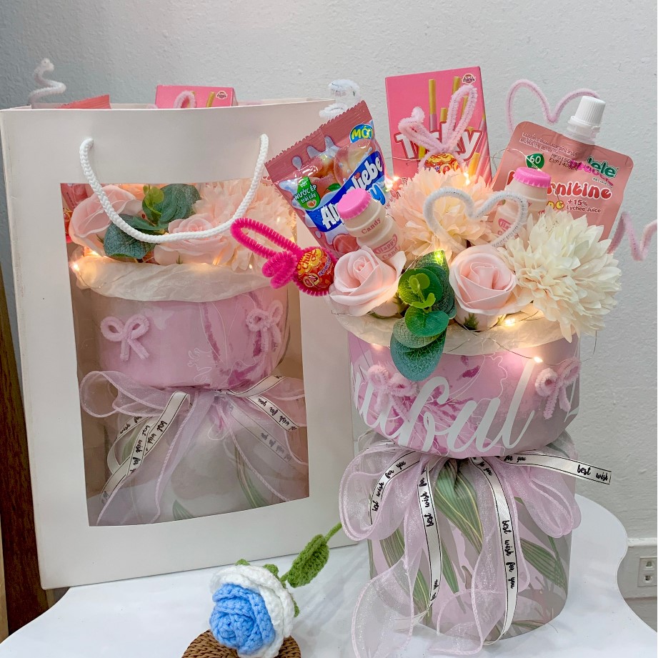 Bó hoa bánh kẹo size mini bó tròn tông hồng xinh xắn (kèm túi xách và đèn led, thiệp)